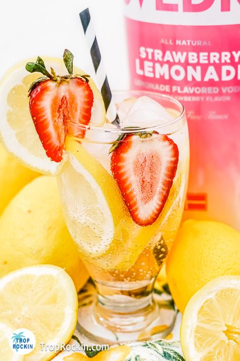 This Strawberry Lemonade Vodka drink is light, refreshing and a splendid summer cocktail. Svedka Strawberry Lemonade Vodka drinks and Strawberry Lemonade Cocktails. Svedka Strawberry Lemonade, Summer Rum Drinks, Heathy Drinks, Poolside Drinks, Yummy Summer Cocktails, Tequila Recipe, Yummy Summer Drinks, Best Summer Cocktails, Easy Summer Cocktails