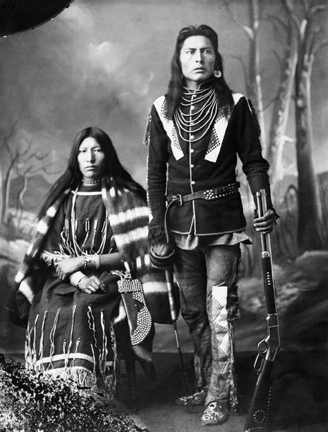 Vintage Photos Of Canada's First Nations People (1880s) - Flashbak American Photo, Wilde Westen, Native American Photos, First Peoples, Alex Ross, Native American Peoples, Native American Heritage, Native American Tribes, Native American History