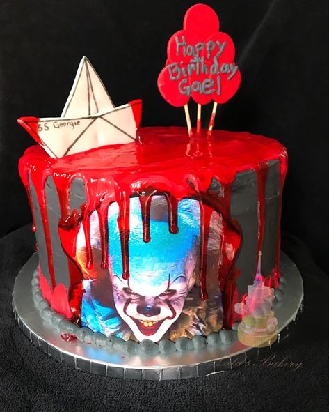 Halloween cakes It Birthday Cake Stephen King, Pennywise Birthday Party Ideas, Pennywise Cake, Ironman Cake, Scary Cakes, Diy Cakes, Ghost Cake, 25th Birthday Cakes, It Movie