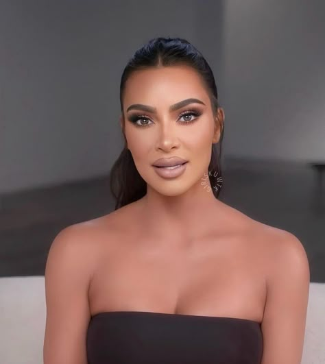 Kim Kardashian Lips, Kim Kardashian Eye Makeup, Bridal Shower Makeup, Kardashian Looks, Shower Makeup, Casual Updo, Kardashian Makeup, Kim Kardashian Makeup, Aphrodite Aesthetic