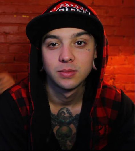 Tony Perry Icon, Ptv Tattoo, Pierce The Veil Rare Pics, 2010 Emo, Pierce The Veil Black And White, Ptv Misadventures, Tony Perry Ptv, Jonny Craig, Ptv Concert