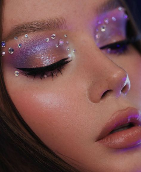 Bunny Makeup, Maquillage Yeux Cut Crease, Halloweenský Makeup, Festival Make Up, Concert Makeup, Rhinestone Makeup, Make Up Inspiration, Rave Makeup, Purple Makeup