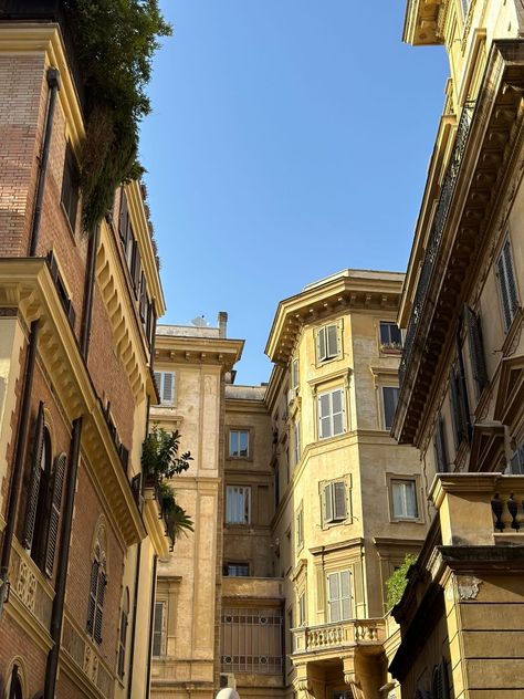 Apartments In Italy, Italy Apartment Aesthetic, Italian Apartment Aesthetic, Italian House Aesthetic, Lionsgate Portal, Italian Apartment, Florence Apartment, Italy Apartment, Italy House