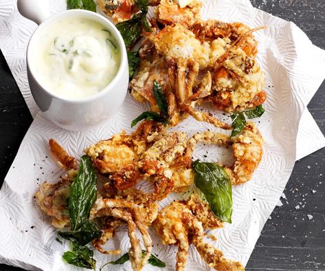 Crunchy, succulent soft shell crab pairs brilliantly with this flavoursome green onion aioli. Enjoy it as finger food with a glass of wine, or as a starter to a big dinner party. Soft Shell Crab Recipe, Softshell Crab, Crab Recipe, Soup Noodles, Big Dinner, Crab Meat Recipes, Aioli Recipe, Soft Shell Crab, Seafood Seasoning