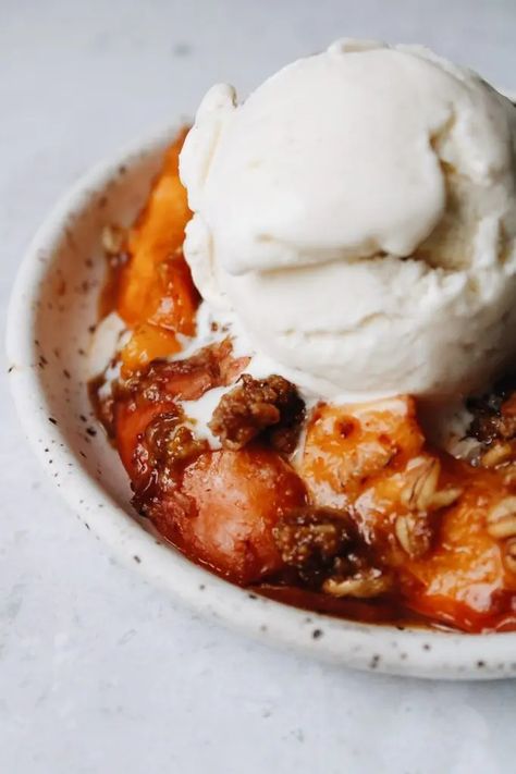 A nectarine and rhubarb crumble that's gluten free, naturally sweetened and absolutely delicious. The perfect summer dessert! Nectarine Chutney, Nectarine Crumble, Nectarine Crisp, Nectarine Recipes, Rhubarb Crisp, Rhubarb Crumble, Types Of Desserts, Halfway There, Fruit Filling