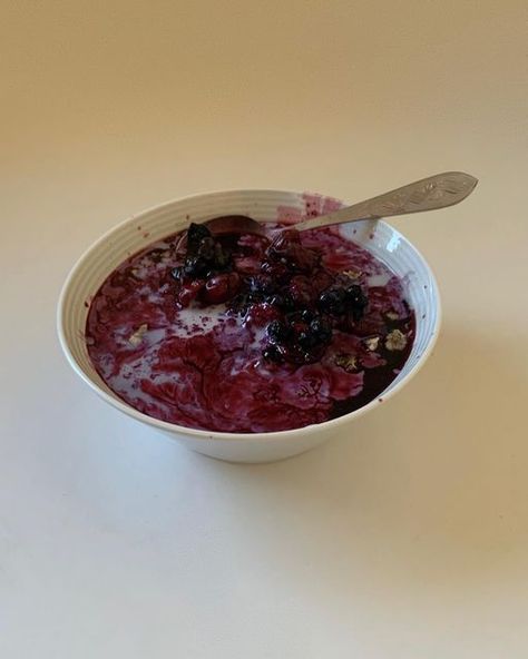 Camomille | vegan recipes on Instagram: "BLUEBERRY OATMEAL (VEGAN) - 1/2 cup quick oats - 1 cup boiling water 💧 - 1 tsp chia seeds - 1 tsp ground flaxseed - 1 tsp hempseeds - 1 tsp maca powder (optional) - 1 tbsp goji berries toppings: - frozen wild forest blueberries and sour cherries 🍒 - soy milk 🥛 Directions: 1. put everything into a bowl and stir to combine 2. pour over about a cup of boiling water (more or less to liking) 3. mix well, cover with a plate and let it sit for about 1 Oatmeal Vegan, Well Cover, Sour Cherries, Vegan Oatmeal, Blueberry Oatmeal, Maca Powder, Wild Forest, Sour Cherry, Quick Oats