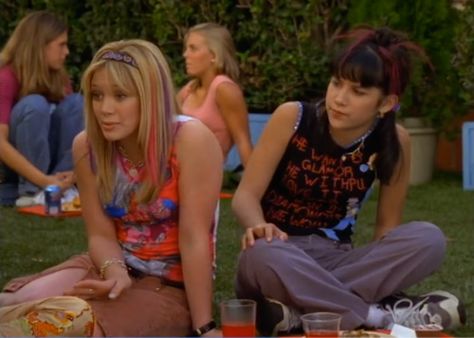 Miranda Lizzie Mcguire, 2000s Disney Shows, Lizzie Mcguire Aesthetic, Lizzie Mcguire Outfits, 2000s Shows, Channel Outfits, Lizzie Mcguire Movie, 2000s Girl, Feeling Nostalgic