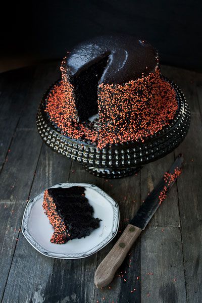 Cast a spell this Halloween with these hauntingly festive cakes. Black Velvet Cake, Black Velvet Cakes, Red Birthday Cakes, Halloween Fruit, Red Birthday, Slice Of Cake, Snacks Für Party, Velvet Cake, Halloween Recipes