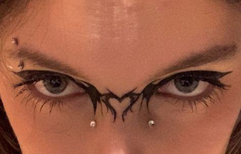 Cybersigilism Eyeliner, Cybersigilism Makeup, Cross Eyeliner, Weird Eyeliner, Graphic Eyeliner Goth, Eyeliner Looks Goth, Y2k Eyeliner, Punk Eyeliner, Eyeliner Inspo