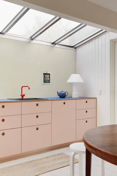 In a small cottage on the coast of Denmark, Copenhagen-based kitchen brand Reform was the obvious choice for a kitchen overhaul, thanks to its color range. Pink Cabinets, Colorful Apartment, Colorful Kitchen, Timeless Kitchen, Small Cottage, Charming Garden, Classic Kitchens, Pink Kitchen, Garden House