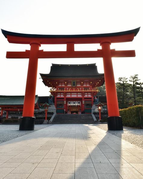 Photo by @japantravelplanet | This photo was taken at 7:30 in the morning at Fushimi Inari Taisha in Kyoto. The shrine is an important Shinto shrine in southern Kyoto that dates back to 794. Fushimi Inari Taisha is famous for its thousands of Torii Gates that are on a path that goes up Mount Inari. It’s best to get there early in the morning. . . . . . #kyoto #AGameOfTones #japanlife #japantrip #japanesestyle #instatraveling #instatrip #insta_japan #photofanatics_nature #japanese_tem.. Minecraft Japanese House, Japanese Gate, Japanese Buildings, Japan Temple, Fushimi Inari Taisha, Japanese Shrine, Hawaii Wall Art, Feudal Japan, Fushimi Inari