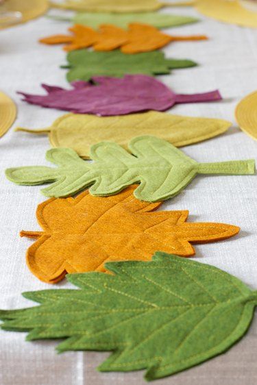 Felt Fall Leaves, Felt Craft Ideas, Fall Leaves Table Runner, Fall Felt Crafts, Leaves Table Runner, Fall Sewing Projects, Fall Sewing, Felt Coasters, Felt Crafts Diy