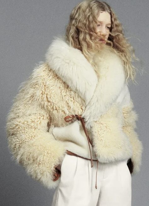 White Fur Coat Outfit, Stylish Mom Outfits, Tomboy Girls, Fur Coat Outfit, White Fur Coat, Fall 2023 Ready To Wear, Snow Bunny, 2023 Ready To Wear, Stylish Mom