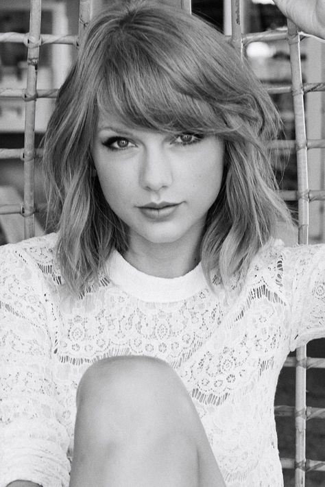 She's so beautiful Taylor Swift Short Hair, Sassy Haircuts, Best Short Haircuts, Taylor Swift Hair, Short Hair With Bangs, Good Hair Day, Hair Envy, Looks Chic, Long Curly Hair