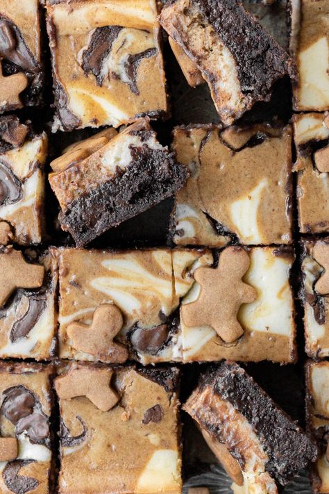 Gingerbread Cheesecake Brownies, Christmas Theme Brownies, Christmas Baking Brownies, Holiday Bakery Ideas, Brownie Recipes Christmas, Gingerbread Brownies Recipe, Gingerbread Cheesecake Bars, December Baking Ideas, Gingerbread Cheesecake Cookies