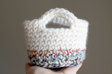 Small Crocheted Basket ::Pattern:: Crochet Small Bag, Crochet Basket Tutorial, Amigurumi Easter, Decorative Crochet, Gnome Crochet, Crochet Pouf, Miniature Knitting, Crochet Basket Pattern Free, Yarn Basket