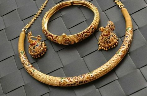 Bishnoi Jewellery, Hansli Necklace Design, Gold Hasli Necklace, Gold Kanthi Design, Hansli Necklace Gold, Gold Hasli Designs, Hasli Necklace Gold, Rajputi Jewellery, Antique Necklaces Design