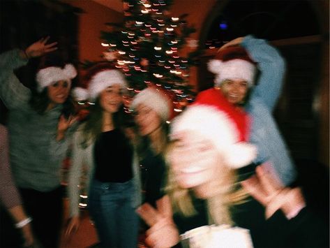 Group Christmas Photos, Christmas Party Aesthetic, Xmas Sleepover, Christmas Party Pictures, Christmas Goals, Christmas Sleepover, Christmas Friends, Friends Diy, Friends Christmas