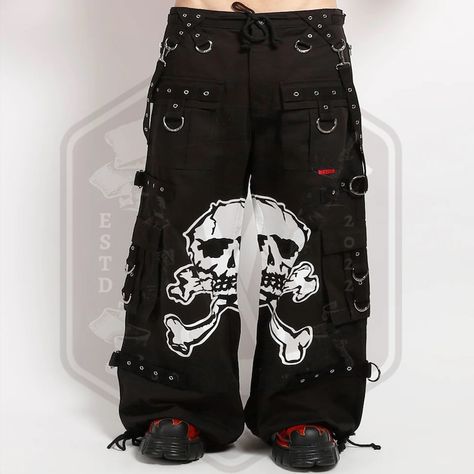 Looking for unique gothic wear? Our Baggy Cargo Pants with Chain Strap for Men are perfect for expressing your dark style. Made with durable heavy-duty fabric, these pants feature a detachable chain strap for customizing your look. With multiple pockets and a relaxed fit, they're ideal for any gothic occasion. Skull Pant, Cargo Pants With Chain, Trip Pants, Skull Outfit, Emo Pants, Scene Pants, Scene Clothing, Vampire Freaks, Mens Bottoms