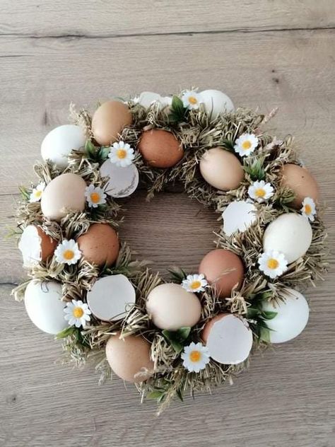 Cheap Easter Decorations, Simple Easter Decor, Dekoratívne Vence, Creative Easter Eggs, Easter Crafts For Adults, Easter Wreath Diy, Easter Craft Decorations, Easter Egg Designs, Easter Inspiration