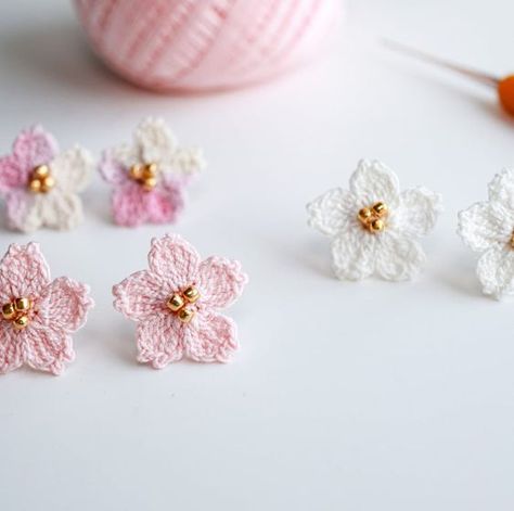 Flower Earrings Crochet, Crochet Earrings Studs, Crochet Stud Earrings, Crochet Unique Ideas, Handmade Earrings Ideas Unique, Diy Earrings Crochet, Micro Crochet Flowers, Crochet Earrings Diy, Micro Crochet Earrings