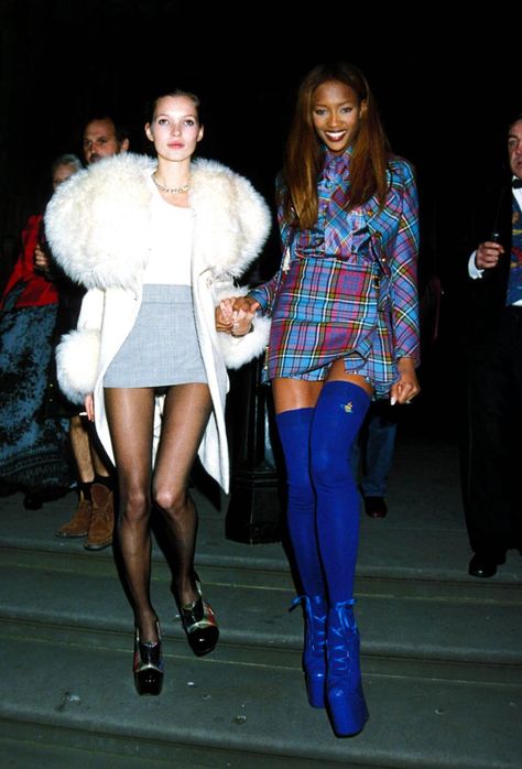 Grunge Style Outfits, Winter Hipster, London Fashion Weeks, 90s Supermodels, Model Pose, 90s Fashion Outfits, 90s Outfit, Naomi Campbell, Fashion Weeks