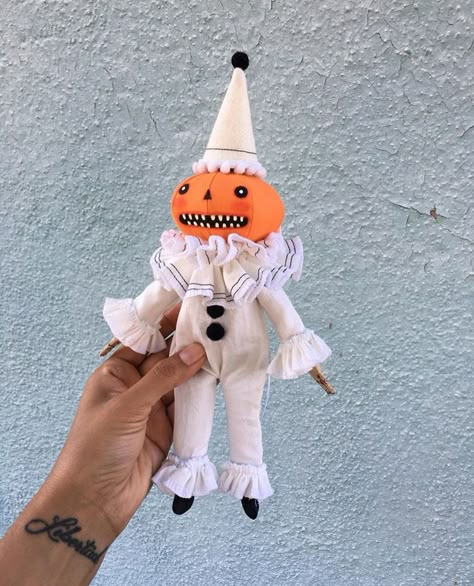 Halloween Dolls Diy, Diy Retro, Vintage Halloween Pumpkin, Clown Vintage, Vintage Halloween Crafts Diy, Cute Ghost Costume, Pumpkin Clown, Diy Vintage Halloween Decor, Clown Pumpkin