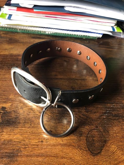 Alternative leather choker with metal detail made from an old belt Belt Alternative Diy, Goth Accessories Diy, Leather Choker Diy, Diy Goth Accessories, Diy Gothic Decor Crafts, Punk Jewelry Diy, Goth Diy, Punk Diy, Diy Mom