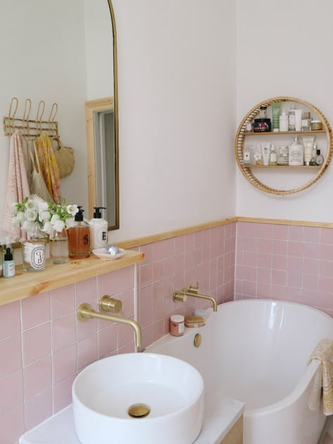 Pink Tile Bathroom, Pink Bathroom Tiles, Pink Tile, Pink Bathroom Decor, Retro Bathrooms, Bad Inspiration, Pink Tiles, Casa Vintage, Complete Bathrooms