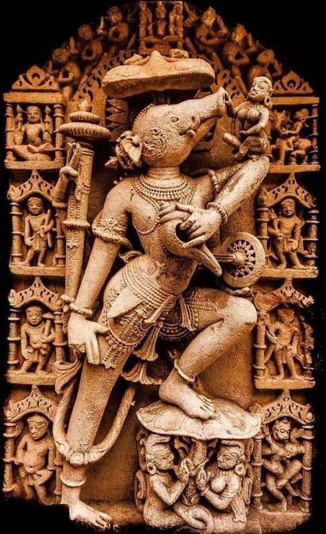 Indian Temple Sculptures, Indian Sculpture Ancient, Brihadisvara Temple, Historical Sculptures, Arte Yoga, Asian Sculptures, Indian Temple Architecture, Famous Sculptures, Ancient Indian Architecture