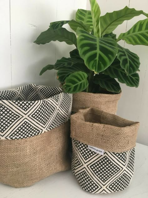 Pola Macrame, Hantverk Diy, Plant Bags, نباتات منزلية, Planter Bags, Plant Pot Covers, Plant Covers, Burlap Crafts, Nursery Gift