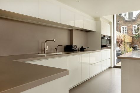 By far the most popular handleless kitchen colour is white. However, very often mixed with a contrasting colour or wood island or feature wall cabinet. Annex Kitchen, Alno Kitchen, Handleless Kitchen Cabinets, Modern Kitchen Colours, Style Kitchen Cabinets, Modern Style Kitchen, Kitchen Cabinets Design, Home Office Shelves, Small Modern Kitchens