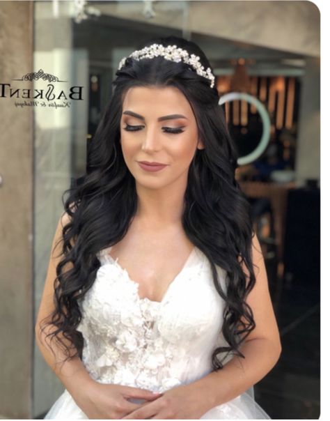 Wedding Hairstyles With Layers, Bridal Drop Necklace, Bridal Hair With Crown Tiaras, Fall Wedding Hair And Makeup, Wedding Hair Styles For Medium Hair, Half Up Half Down Wedding Hair With Tiara, Bride Hairstyles With Crown, Hairstyles With Crown Tiaras, Hair With Tiara