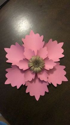 Toilet Marble, Last Minute Diy Gifts, Flowers From Paper, Easy Flower Making, Upcycle Home Decor, Upcycle Home, Giant Paper Flowers Template, Flower Petal Template, Paper Flower Patterns