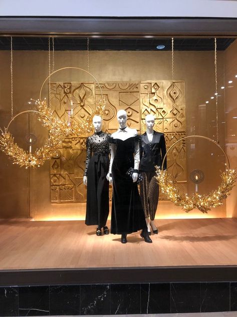 Maniquine Display, Christmas Retail Window Display Ideas, Christmas Visual Merchandising, Christmas Window Display Retail, Window Display Christmas, Boutique Window Displays, Christmas Shop Window, Fashion Window Display, Holiday Window Display