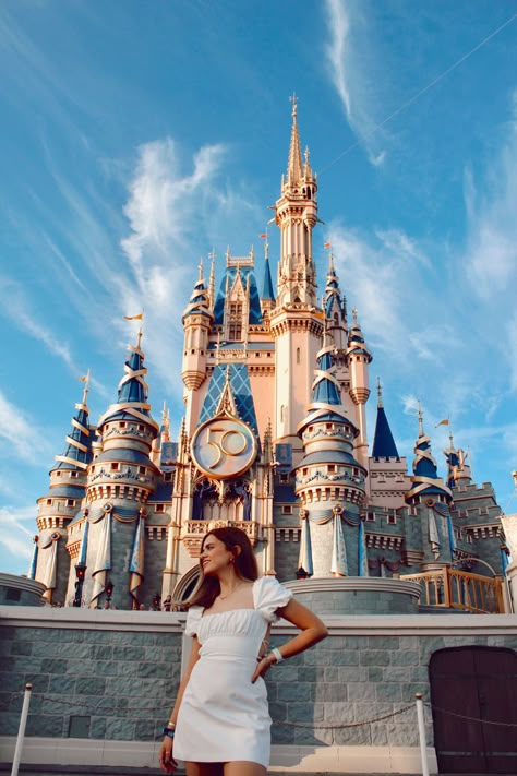 Disney Magic Kingdom Picture Ideas, Disneyland Senior Photos, Disney Castle Photo Ideas, Magic Kingdom Picture Ideas, Disneyworld Picture Ideas, Universal Photo Ideas, Miami Photo Ideas, Magic Kingdom Photo Ideas, Magic Kingdom Pictures