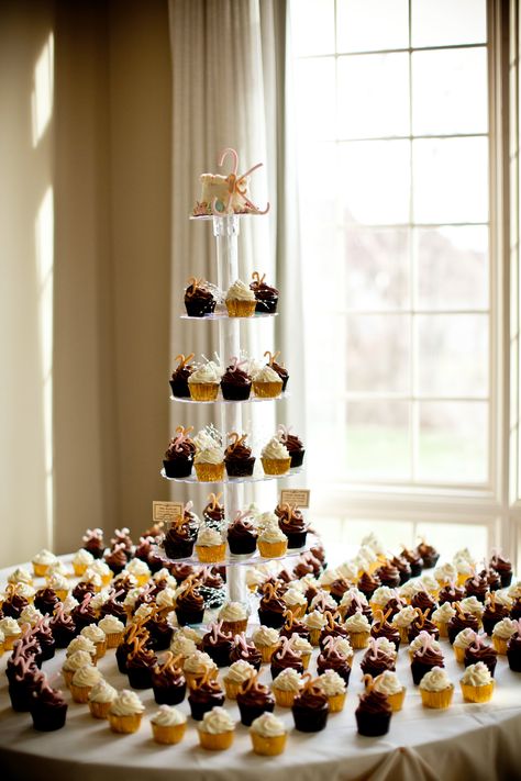 Cupcake Tower for Wedding... because I hate cake and love cupcakes! Wedding Cupcake Table, Cupcake Tower Cake, Wedding Food Display, Wedding Cupcake Display, Cupcake Displays, Cupcake Table, Cupcake Tower Wedding, Dessert Design, Cupcake Towers