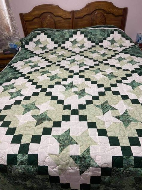 Norwegian Quilt Patterns, Green Quilts Ideas, Green Quilts, Irish Quilt Patterns, Irish Quilt, Irish Chain Quilt, Log Cabin Quilt Blocks, Two Color Quilts, Quilting Designs Patterns