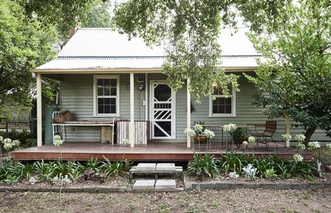 Jess Wootten and Krystina Menegazzo — The Design Files | Australia's most popular design blog. Weatherboard House, Cottage Renovation, Cottage Exterior, Country Cottage Decor, Beach Cottage Style, House Paint Exterior, Australian Homes, The Design Files, Exterior House Colors