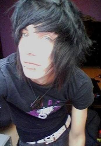 Brown Emo Hair, Emo Scene Boys, Rainbow Pineapple, Goth Boys, Emo Boy Hair, Scene Guys, Cute Emo Guys, Emo Pictures, Emo People