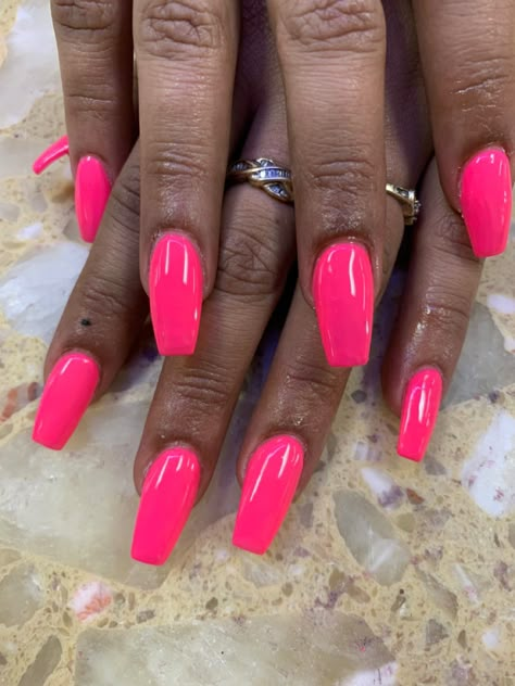 Acrylic gel nials cofin and hotpink coler Vacation Nails Hot Pink, Nail Inspo Spring Break, Coffin Hot Pink Nails, Holiday Nails Summer 2022, Hoco Nails Hot Pink, Hot Pink Aesthetic Nails, Hot Pink Nails Summer, Pink Nails Acrylic Coffin, Bright Pink Acrylic Nails Designs