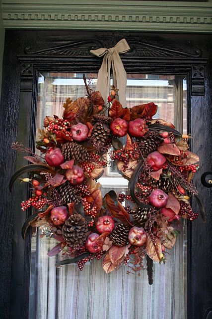 Love this wreath! Would take a little work but I think I could do it! Fall Front Door Decor, Beautiful Front Doors, Pretty Wreath, Pine Cone Decorations, Deco Originale, Autumn Wreaths, Noel Christmas, Wreath Designs, Wreath Crafts