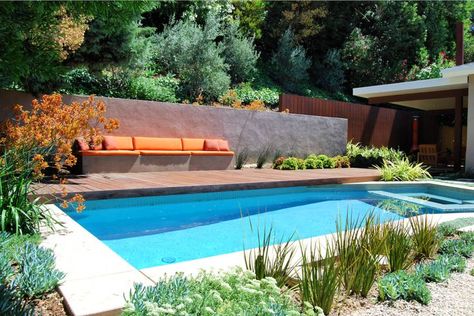 25 Mid-Century Modern Landscape Design Ideas You'll Love Midcentury Modern Landscaping, Mid Century Modern Pool, Mid Century Modern Backyard, Mid Century Landscaping, Jeremy Taylor, Courtyard Pool, Modern Pool, Backyard Buildings, Modern Landscape Design