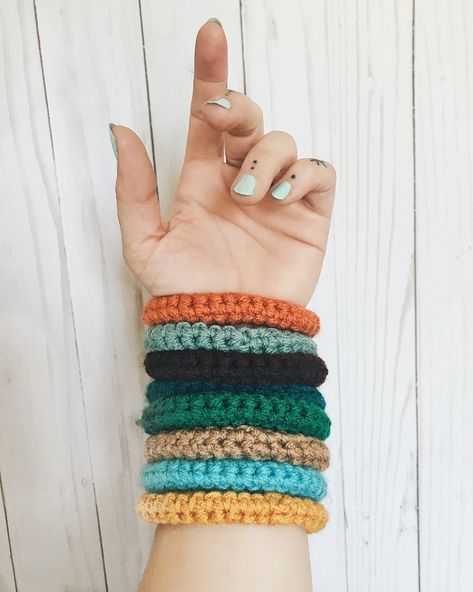 Crochet Elastic Bracelet, Free Crochet Bracelet Patterns Simple, Crochet Storage Baskets Free Pattern, Crochet Bracelet Patterns, Crochet Bangles, Easy Bracelet, Crochet Bracelets, Hook Crochet, Beau Crochet