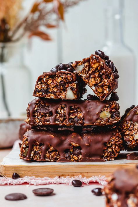 Double Chocolate Granola Bars (Vegan No-Bake) Gronala Bars, Benefits Of Cacao, Top Superfoods, Chocolate Granola Bars, Cacao Benefits, Plant Based Recipe, Vegan Plant Based, Chocolate Granola, Snack Shop