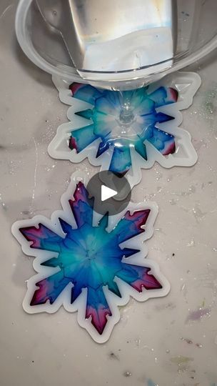 Diy Christmas Snowflakes, Christmas Resin, How To Make Resin, Glass Fusion Ideas, Snow Flakes Diy, Throwing It Back, Diy Resin Projects, Christmas Stencils, Frozen Inspired