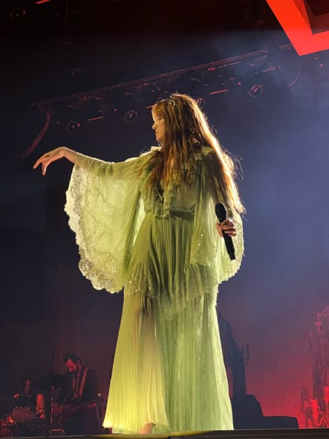 Florence Welch Casual Style, Florence Welsh Outfits, Florence Welch Green Dress, Florence And The Machine Aesthetic Outfit, Florence And The Machine Dress, Flowy Fashion Aesthetic, Florence Welsh Fashion, Florence And The Machine Outfits, Florence Welsh Aesthetic