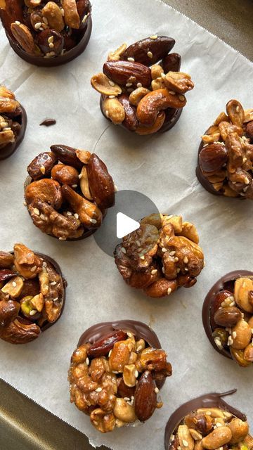 Olivia (BNutrSc ANutr) | Healthy Recipes on Instagram: "if you’re looking for a quick and easy snack this week… I got you🤝🏻  MAPLE NUT CLUSTERS #recipe: —1 2/3 cup mixed nuts (almonds, cashews, pistachio nuts, walnuts, peanuts etc…) —1/4 cup maple syrup —Pinch of salt —Sesame seeds (optional) —3/4 cup chocolate chips — 1tsp coconut oil  method: Optional roasting:  Spread your choice of nuts on a tray and roast at 180°C for about 20 minutes, shaking occasionally until slightly golden.  Pre heat oven to 180°C. Mix nuts with maple syrup, salt, and sesame seeds thoroughly. Distribute the mixture into moulds or create one large slice.  Bake at 180°C for 20-25 minutes until golden and bubbly.  Remove from the oven and let cool completely in the moulds. Once cooled, gently remove each cluster f Raw Peanuts Recipes Snacks, Flavored Nuts Recipes, Nut Cups Recipe, Nut Cluster Recipe, Nut Balls, Chocolate Nuts Clusters, Clusters Recipe, Nut Cups, Nut Clusters