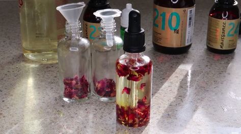 This is a recipe to make DIY rose oil for your face. Learn how to make rose oil at home with this easy step-by-step tutorial. How To Make Rosehip Oil At Home, Rose Oil Diy, Face Oil Diy, Diy Cleansing Oil, Face Oil Recipe, How To Make Rose, Diy Rose, Glass Dropper Bottles, Diy Body Care