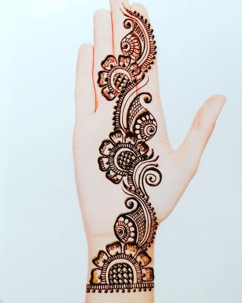 Mehndi Design Front Hand, Flower Mehndi Design, Henna Fun, Flower Mehndi, Beginner Henna, Beginner Henna Designs, Very Simple Mehndi Designs, Latest Bridal Mehndi Designs